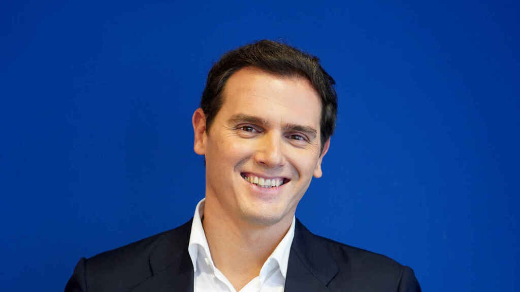 Albert Rivera se sacó el carnet del PP con 22 años y fue enchufado en la Caixa. Después vivió 14 años de la política con C's. Consiguió una puerta giratoria en un despacho de abogados. Lo han echado por vago. Era el que nos decía a los andaluces que iba a enseñarnos a pescar.