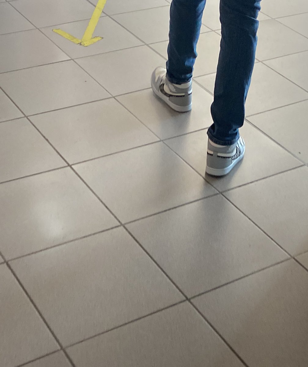 rbdllm's tweet photo. donc mon surveillant aurait les Jordan Dior ???????? https://t.co/KRY5VSyYlP