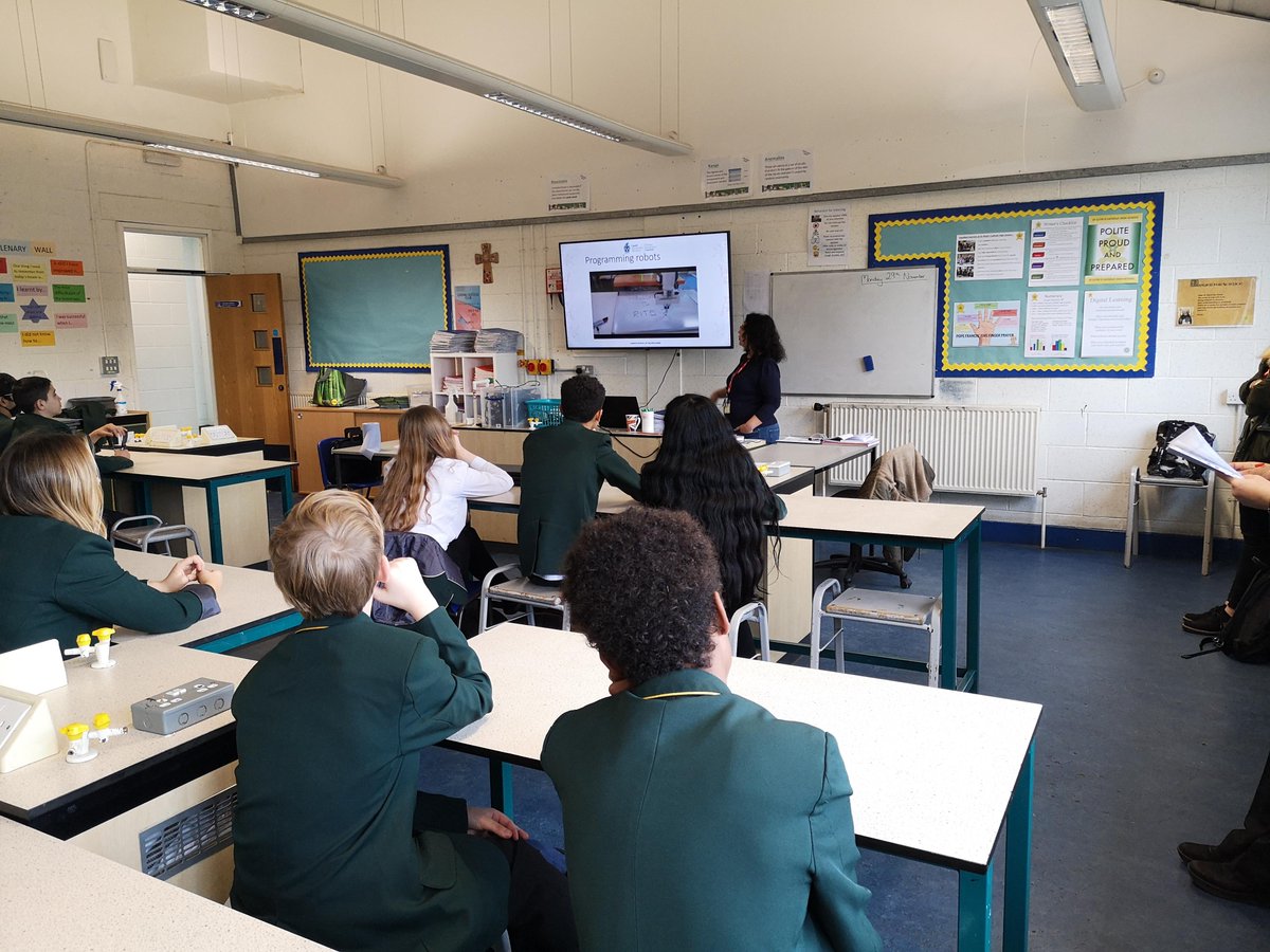 ReachingWiderSE's tweet photo. Mynychodd disgyblion Blwyddyn 8 @StIlltydsCHS sesiwn arbennig #CodioCreadigol @fionacarroll12 ac maen nhw nawr yn cael amser anhygoel ar y campws gydag @eurekarobot #Roboteg https://t.co/ZkNrrC4c2A