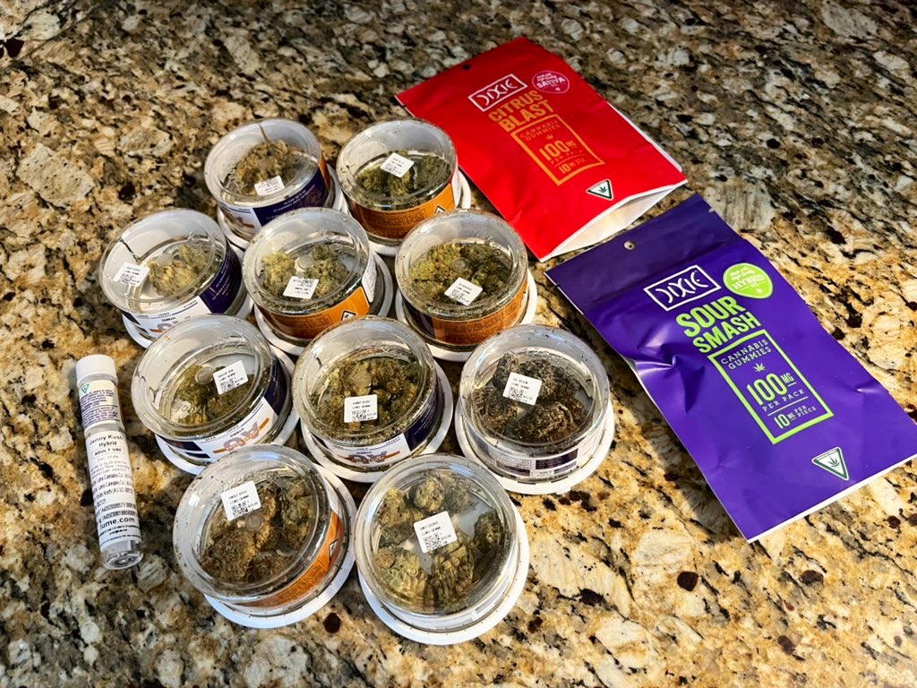 PhillyB420's tweet photo. GM WORLD that weekly Philly Special was delivered right on time yesterday… Which one you smokin first to start the day??? 💨💨💨 #Mac #IceCreamCake #DeepBreath #GMOCookies #ChemDeLaChem #BlueberryCrumble #JennyKush #UncleBruce #CheeseQuake https://t.co/IVPWr21WC9