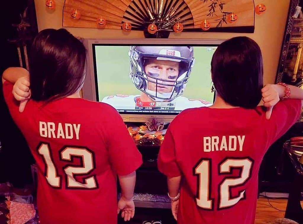 TBRaysTwins's tweet photo. HELLO 28!!! 🥳🥳 It would be a DREAM if we could get a Birthday shout-out from our All-Time FAV @Buccaneers QB, @TomBrady!!!! 🙏🙏❤🖤🏴‍☠️🎂🎈🎊🎊 #TwinsLoveTom https://t.co/tby7hhvX7D
