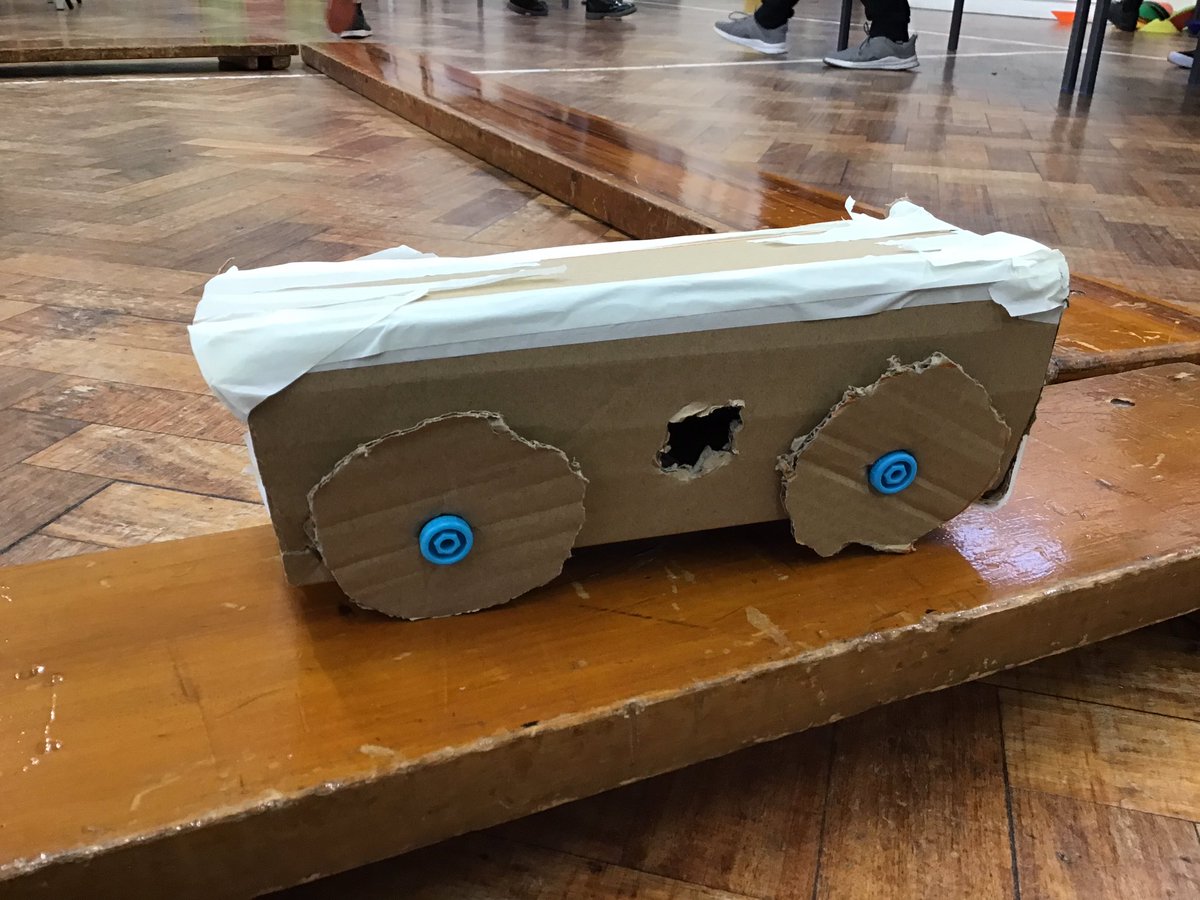 Maker_Futures's tweet photo. Taking inspiration from the wonderful @DarrellWakelam at the #MakerFutures #makerspace workshop @MakerEdUK @EducationSheff https://t.co/KInwEuO2wl