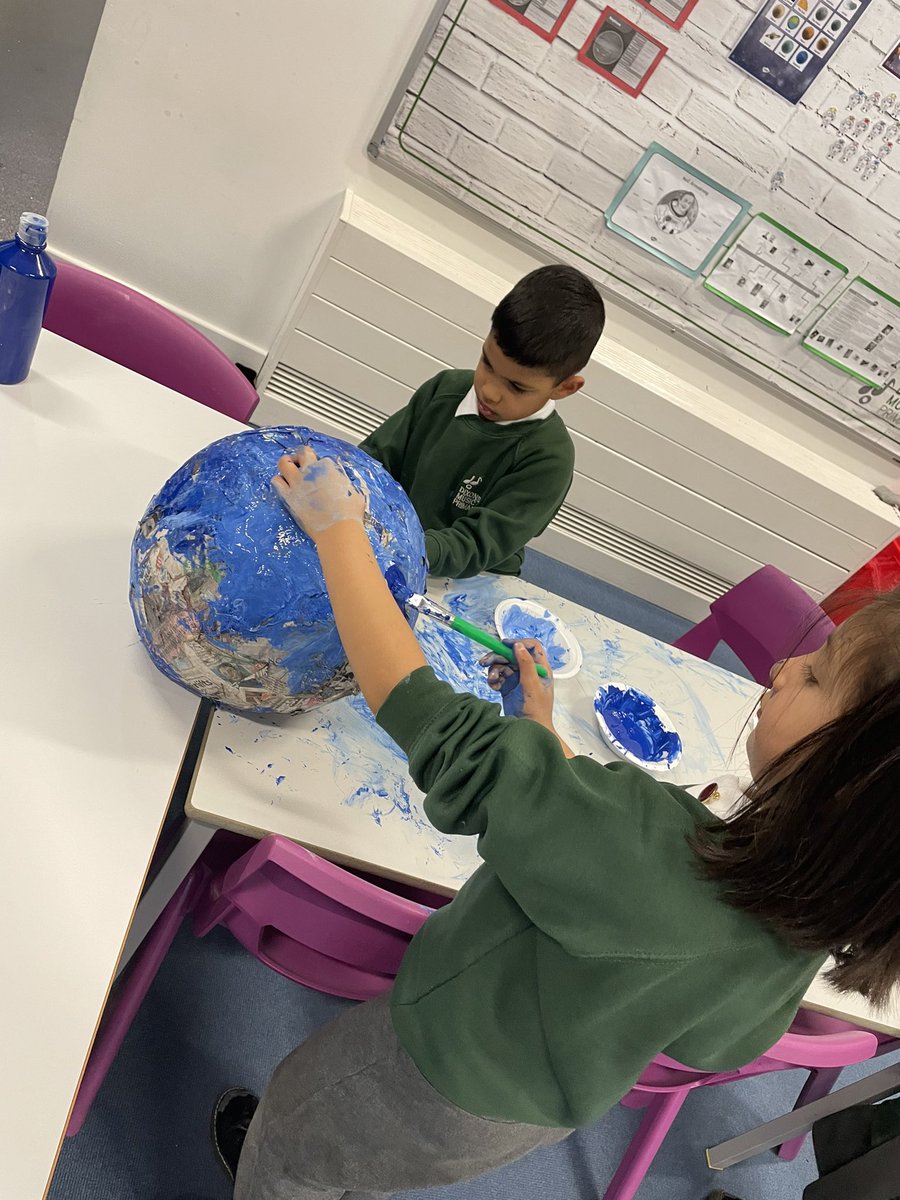 Teacheryr1's tweet photo. Lincoln class are busy making planets during their enrichment lessons! @DixonsMP #space #planets https://t.co/VL3PuRAkEr