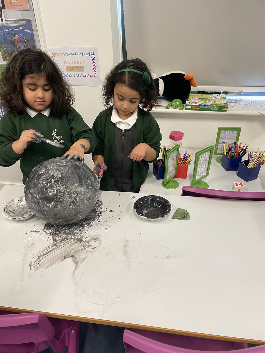 Teacheryr1's tweet photo. Lincoln class are busy making planets during their enrichment lessons! @DixonsMP #space #planets https://t.co/VL3PuRAkEr