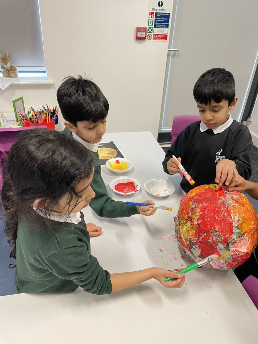 Teacheryr1's tweet photo. Lincoln class are busy making planets during their enrichment lessons! @DixonsMP #space #planets https://t.co/VL3PuRAkEr