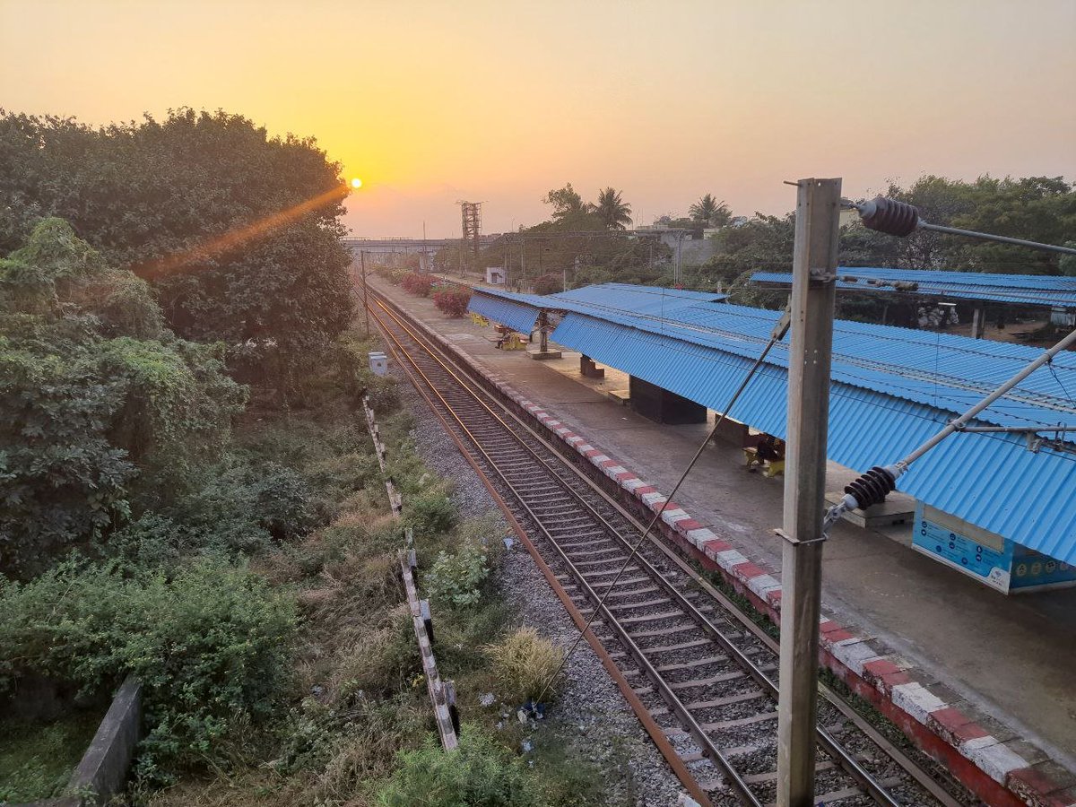 OdishaRail's tweet image. Sunset from Lingaraj Temple Road PH railway station in Bhubaneswar.
Photo taken by @apratimsai9