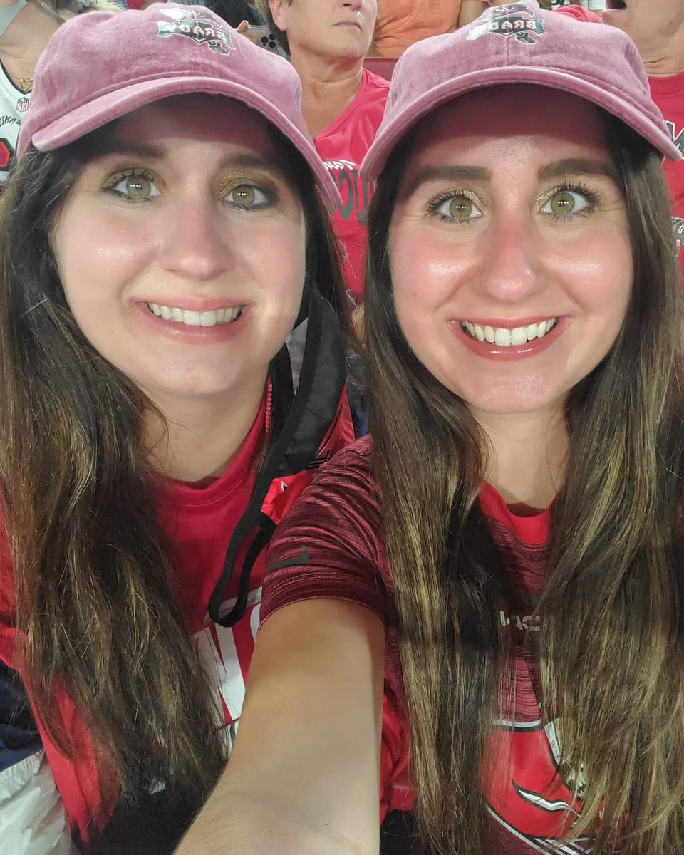 TBRaysTwins's tweet photo. HELLO 28!!! 🥳🥳 It would be a DREAM if we could get a Birthday shout-out from our All-Time FAV @Buccaneers WR, @MikeEvans13_!!!! 🙏🙏❤🖤🏴‍☠️🎂🎈🎊🎊 #TwinsForEvans https://t.co/YU3b92JRKP