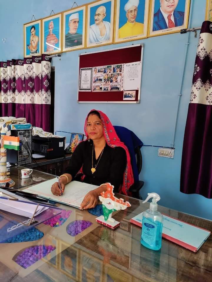 प्रधानाचार्य सीमा मीणा जी राजकीय बालिका उच्च माध्यमिक विद्यालय गांधी दौसा अपने ऑफिस में पारंपरिक वेशभूषा में कार्य करते हुए..।