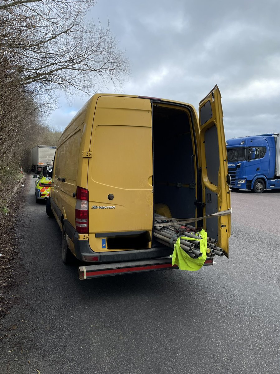 StaffsRCT's tweet image. M6 S/B Stafford, this vehicle had an insecure load, a cracked windscreen and the drivers licence had expired. Vehicle seized and driver reported. Court appearance pending. 4455YF