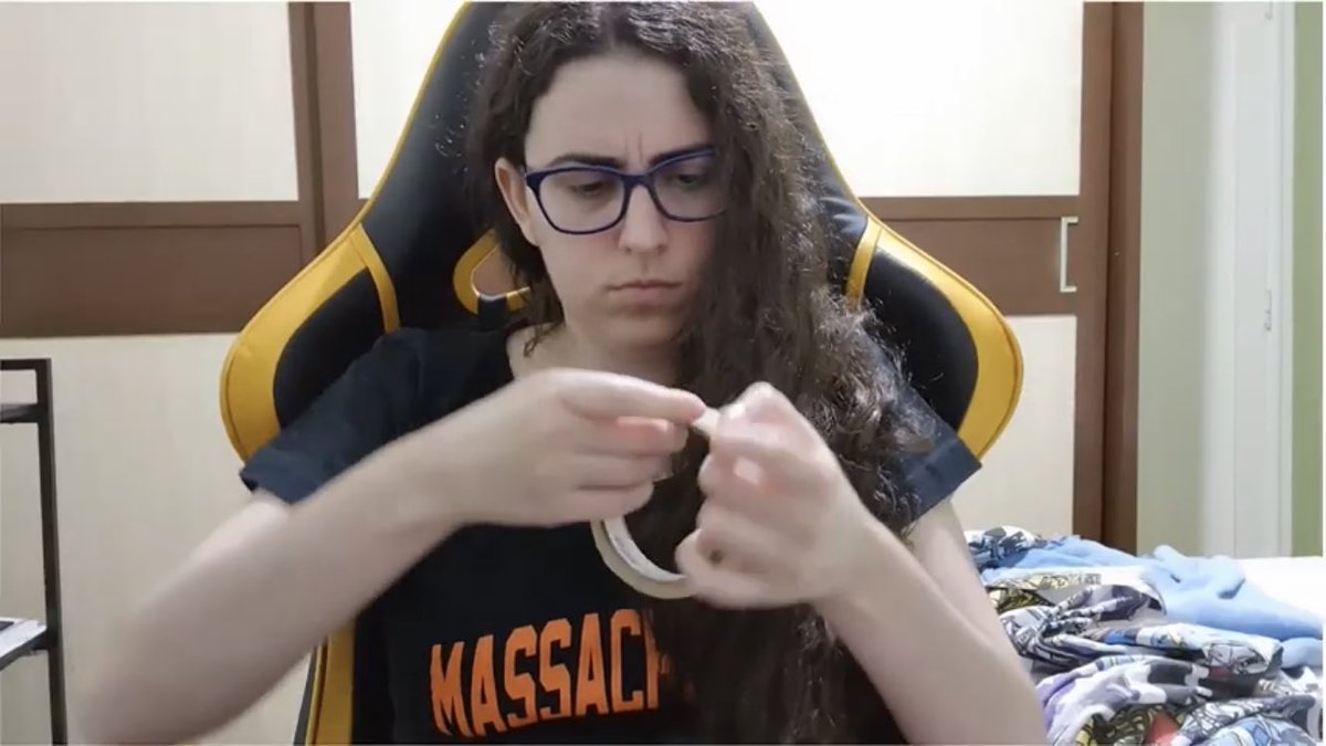 irmaosneto's tweet photo. Muito legal o vlog mas eu só quero saber se a @daijoburu achou a ponta da fita crepe https://t.co/Clj7q5p3Tn