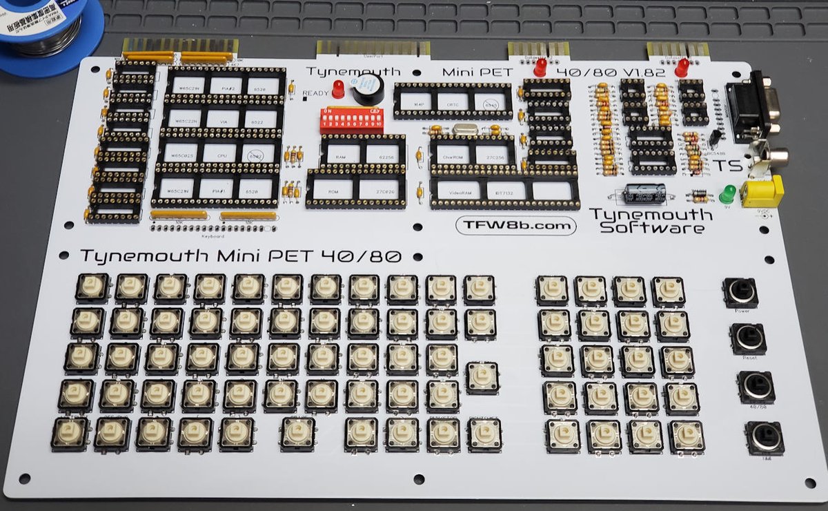 yyhayami's tweet photo. #MINIPET #レトロPC
ハンダ作業完了。
ハンダ付け箇所が多く、左上の0.6mmハンダが残り少なくなりました。
12mmタクトスイッチはOMRON製、右端の1列のみ池上製タクトスイッチに変更
基板のシルク、作成マニュアルがよくできているため作業はスムースに進みます。 https://t.co/khOS7AIFM4
