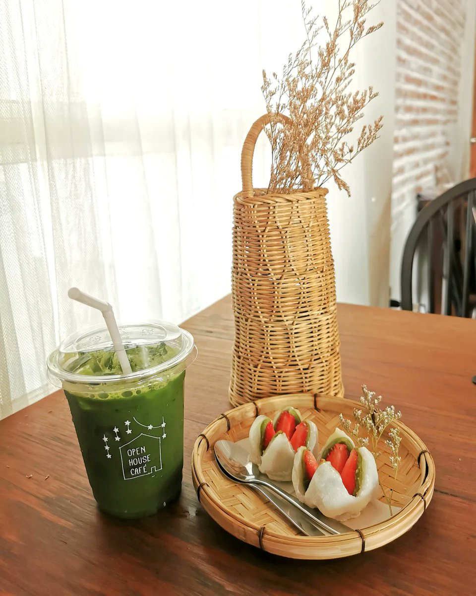 thaifoodies2's tweet photo. ร้านชาเขียวน่ารัก💚คุณภาพดี ย่าน บางแสน สาย2 ชลบุรี 📌#OpenhouseCafe
สายชาเขียวห้ามพลาด💚ชาเขียว Matcha Yuzu ชาเขียวพรีเมี่ยมชงสด ผสมผสานกับยูสุ ดื่มแล้วสดชื่น💚ขนมไดฟุกุ คืออร่อย รสชาเขียว สตรอว์เบอร์รี่สด แป้งโมจิบาง สตรอว์เบอร์รี่หอมหวาน @aroii #อร่อย #คาเฟ่ชลบุรี 😋 https://t.co/lgRUrath14