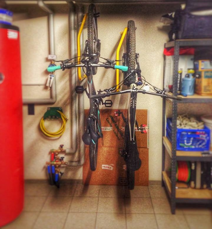 BiciwayMobility's tweet photo. Uma foto de exemplo para verem como funciona o Vertic colocado descentrado para caber o máximo número de bicicletas num espaço pequeno.

#Biciparking #vertic #Biciway #bikeparking https://t.co/J9fL9WbfTO
