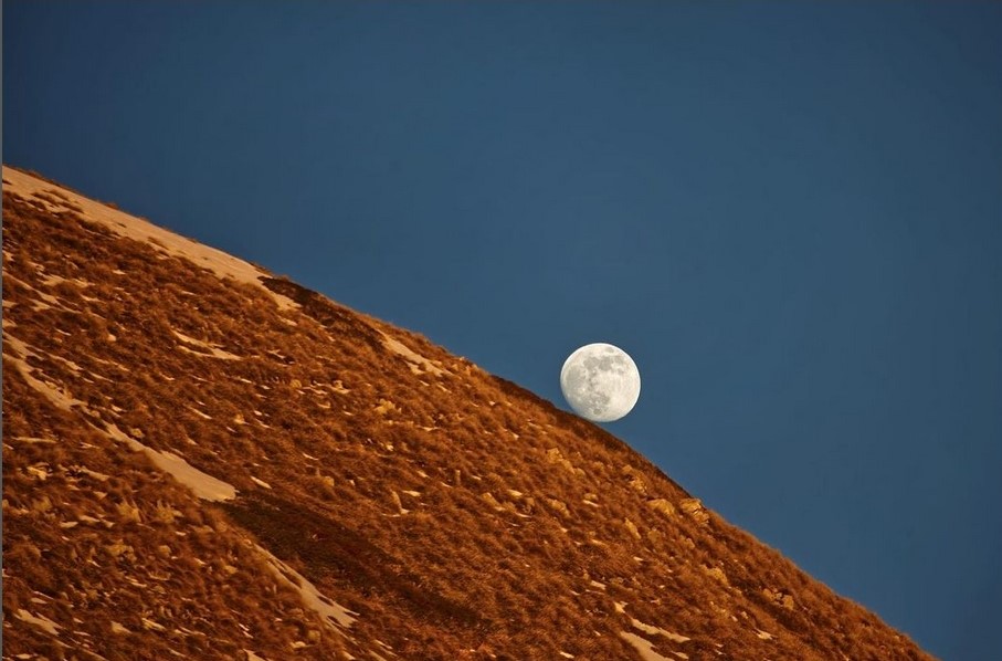 visit_lazio's tweet photo. Buongiorno dal #Terminillo! Nuvole zuccherose o luna piena rotolante, a voi come piace di più?

📸Ig @pierp.rossi

#monteTerminillo #Rieti #FaiUnSaltoNelLazio #RiparTIAMOlazio #LazioIsMe https://t.co/8ZQkvUZndP