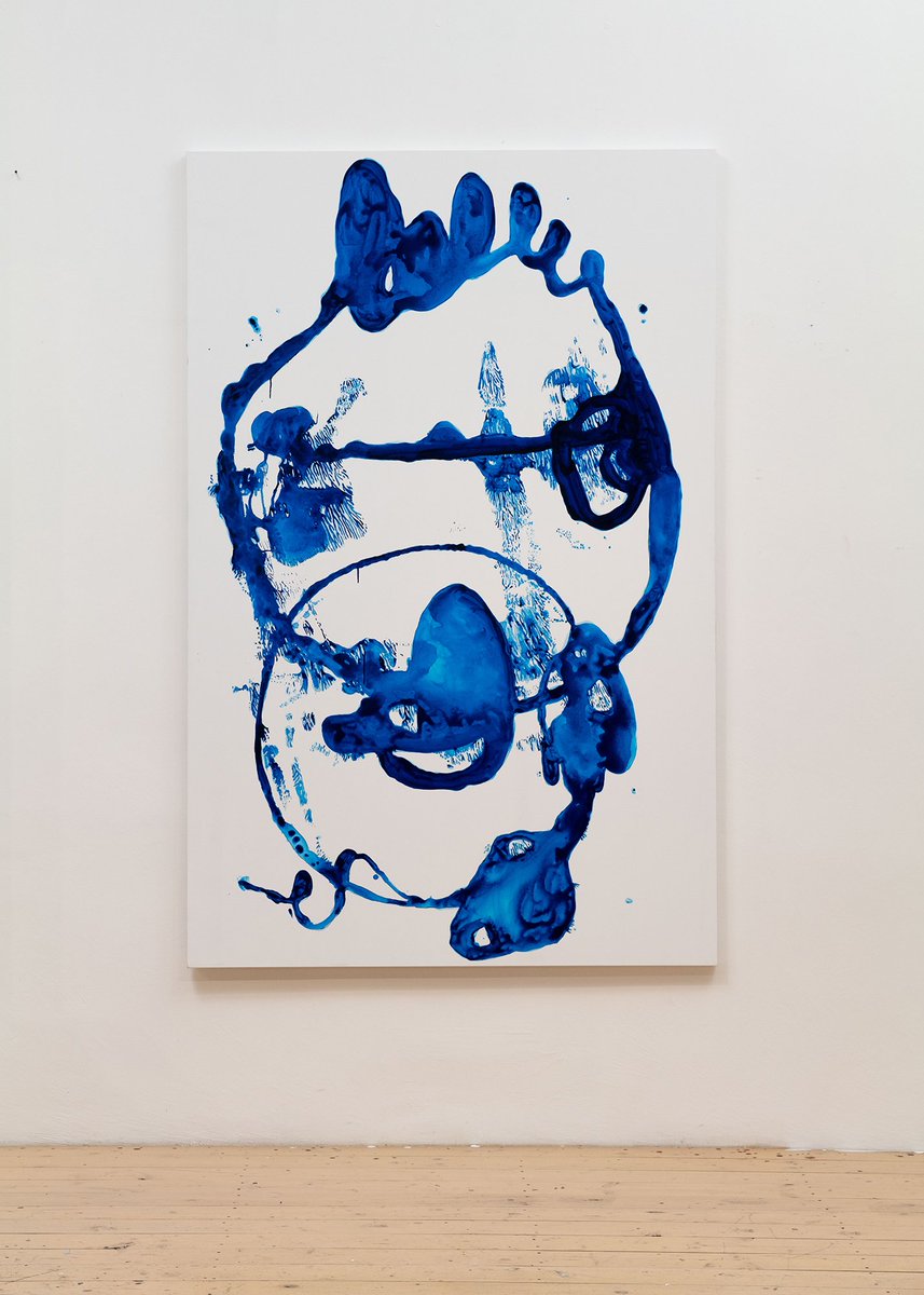 Il colore sinuoso scorre sullo sfondo bianco della tela.

"BLU" di @danilobucchi è aperta al pubblico presso @visionareaart fino al 3 Aprile 2022.
#fondazionterzopilastro #danilobucchi #blu #roma #italy #arte #art #pittura #painting #artecontemporanea