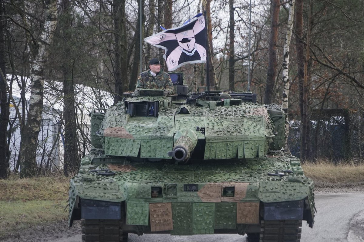SHebisch's tweet photo. Ab dem 7. Februar 2022 darf das Panzerlehrbataillon 93 den modernsten Kampfpanzer der Welt, den Leopard 2A7V, sein eigen nennen. Die Übergabe erfolgte im Rahmen des Dienstantrittsbesuches unserer Ministerin beim deutschen Heer! https://t.co/jhc3b6uvx4
