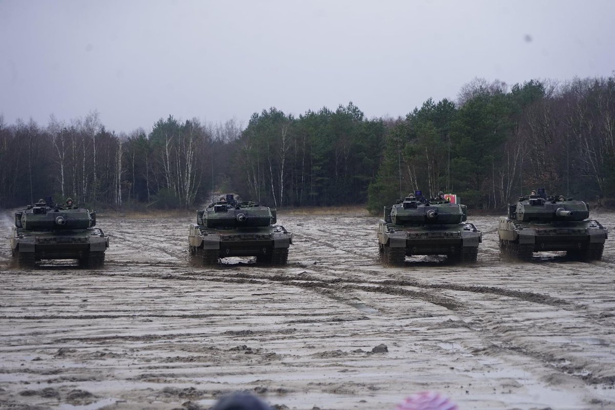 SHebisch's tweet photo. Ab dem 7. Februar 2022 darf das Panzerlehrbataillon 93 den modernsten Kampfpanzer der Welt, den Leopard 2A7V, sein eigen nennen. Die Übergabe erfolgte im Rahmen des Dienstantrittsbesuches unserer Ministerin beim deutschen Heer! https://t.co/jhc3b6uvx4