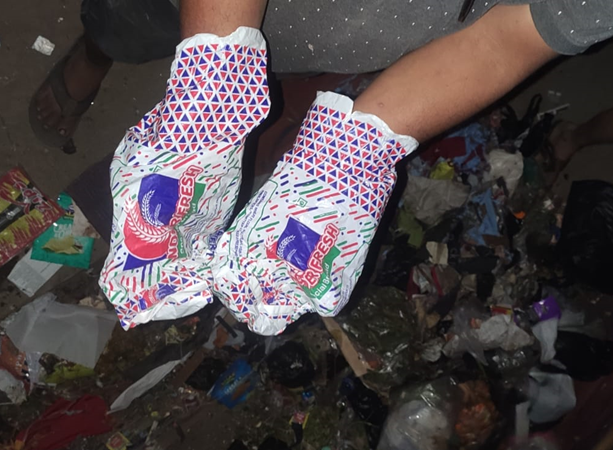 kvss_ntui's tweet photo. The workers have to resort to using the plastic packaging that comes with bread in lieu of gloves. Where is the equipment necessary to upkeep the safety, health, and dignity of these workers? https://t.co/8h8RUfoNSm