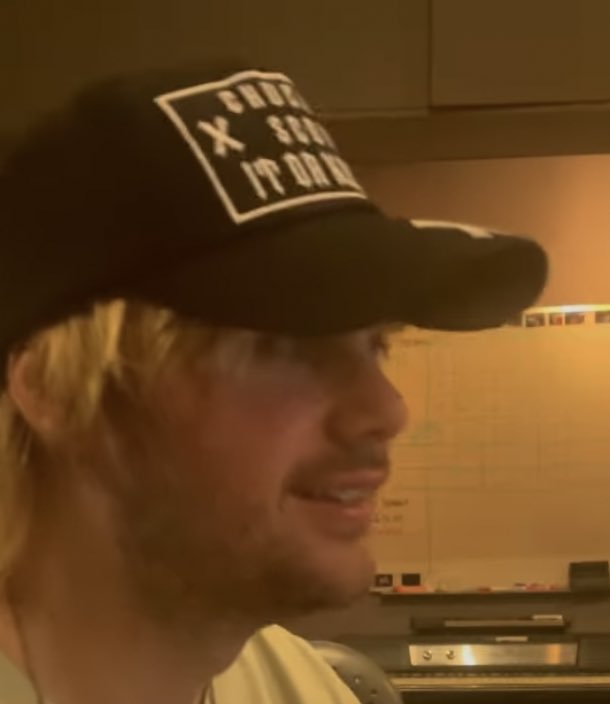mgchivs's tweet photo. why is he like that https://t.co/tOf86UB9p3