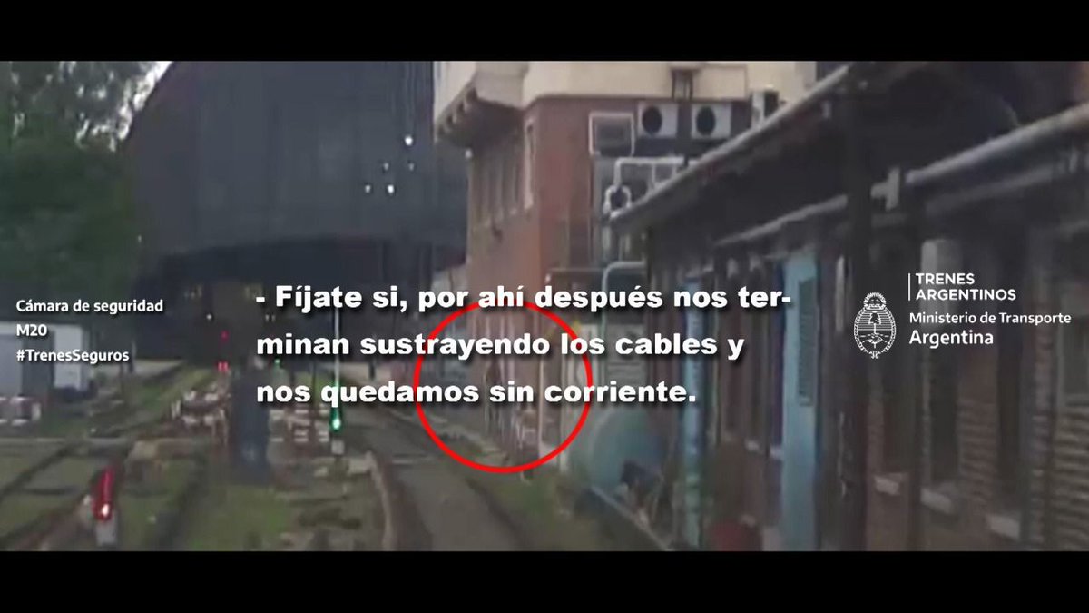Fede_htuszko22's tweet photo. ROBABA CABLES, FUE VISTO POR LAS CÁMARAS DE SEGURIDAD DE TRENES ARGENTINOS, QUISO ESCAPAR PERO CAYÓ DE UNA REJA Y TERMINÓ DETENIDO 
👉 Estación Retiro Mitre
#TrenesSeguros
@GPySI_ 
@EduardoFeijoo 
@NicoVecchi 
@carrascomkaren 
@fernandocanumil 
@MartinMarinucci 
@paom71 https://t.co/q68JDVh1eZ