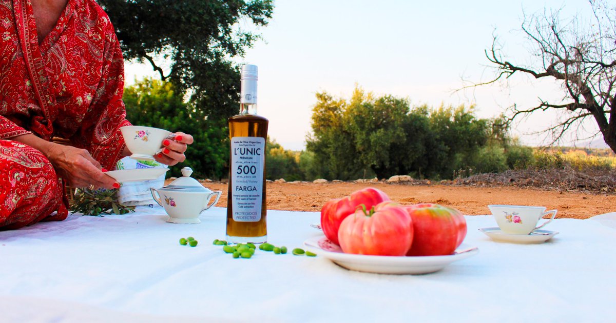 El desayuno la comida más importante del día. Un buen desayuno con #AOVE Farga y tomate recién cogido de la huerta. Aporta hidratos, vitaminas y minerales para poder consumirlo a lo largo del día ¿Que mejor que empezar el día con uno de los oros líquidos más escasos del mundo ?