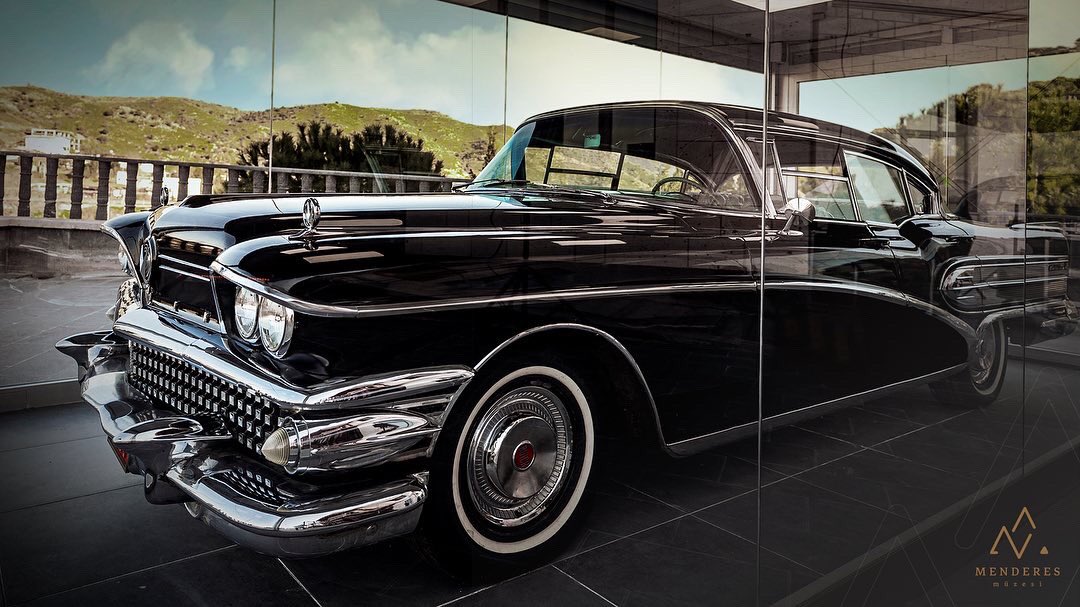 Adnan Menderes’in Başbakanlığı döneminde kullandığı, bir çok önemli olayın baş tanığı olan makam aracı müzemizde! 

Adnan Menderes’in hayatı ilk defa gün yüzüne çıkan birbirinden değerli şahsi eşyalarıyla Adnan Menderes Müzesi’nde.