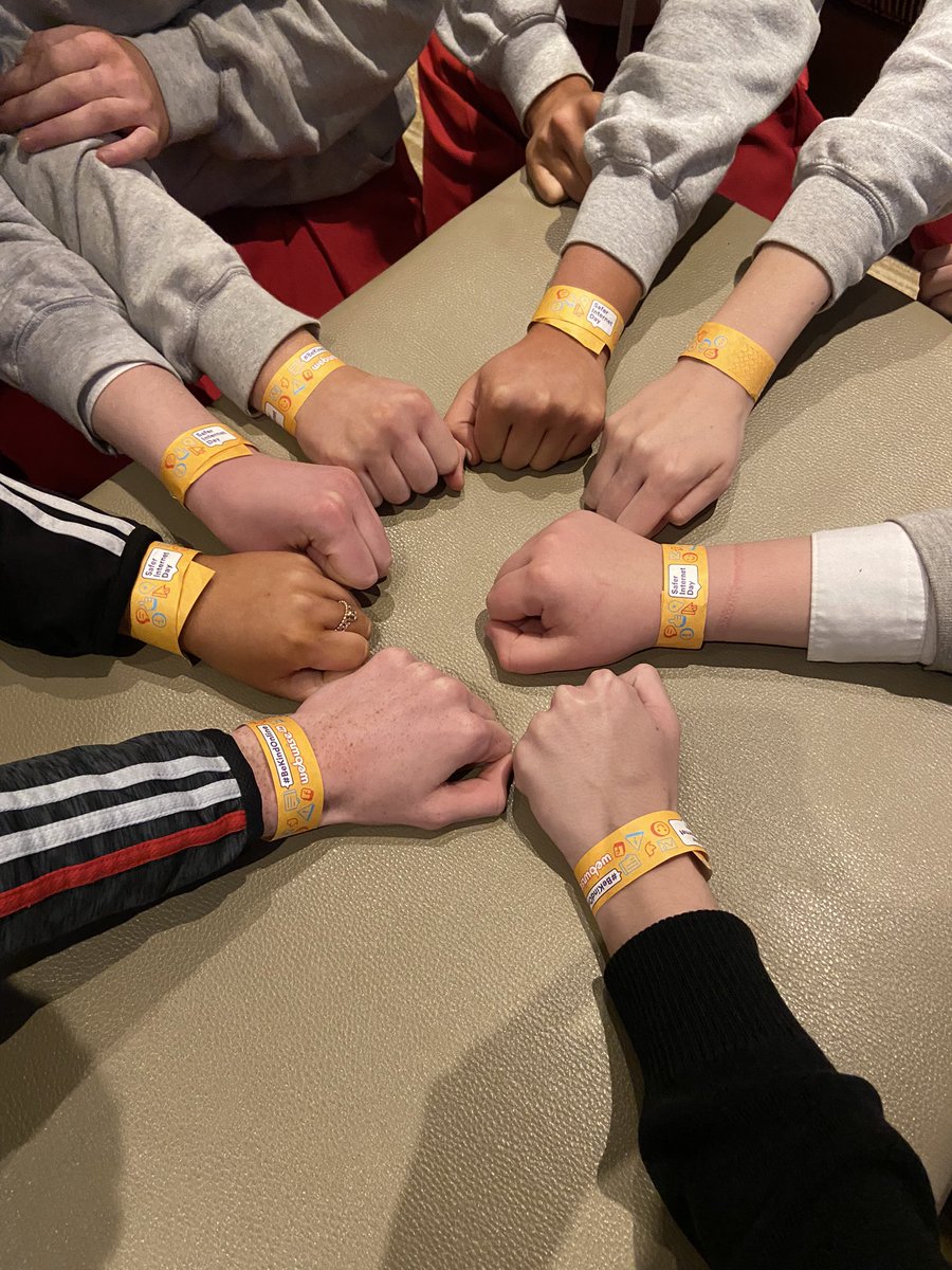 Ar bís le haghaidh Lá Sábháteacht ar Líne 👏👏 áiseanna iontach á cruthú ag scoláirí <a href="/GCLuimnigh/">GCLuimnigh</a> #SID2022 #TalkListenLearn <a href="/Webwise_Ireland/">Webwise</a> <a href="/safeinternetday/">Safer Internet Day</a>