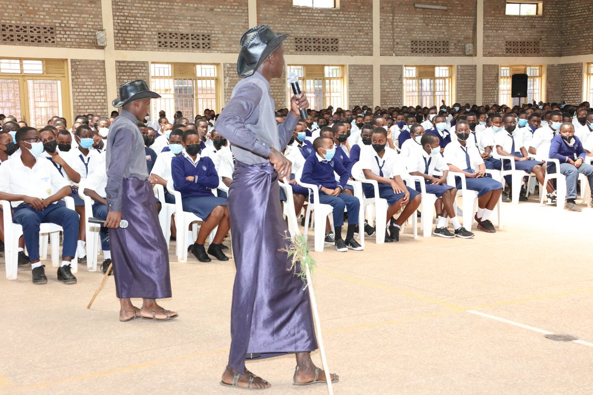 RwamaganaDistr's tweet photo. Umuyobozi Mukuru wa REB, @mbanelson ageze muri https://t.co/eetbySkHeL Aloys Rwamagana, mu rwego rwo gukomeza ibikorwa birimo gukorwa mu kwezi kwahariwe gutoza umuco mu mashuri ku nsanganyamtsiko igira iti: "Umuco dusangiye uraturanga, ururimi rwacu rukaduhuza." #UmucoMuMashuri https://t.co/pTr3lZsP9m