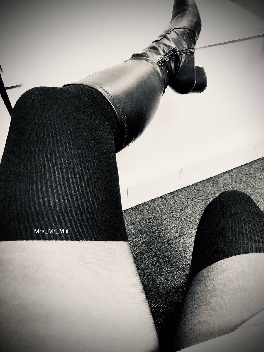 mrsmiil's tweet photo. Il m’a dit que j’étais particulièrement élégante ce matin @Mrmiil 😘. Petit collant sexy non? 💋 https://t.co/EPQt3hra4s