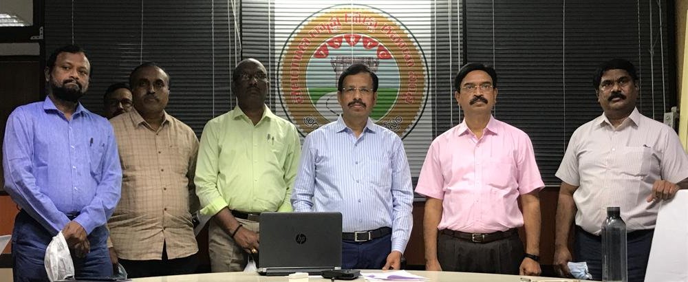 SajjanarVC_IPS's tweet photo. వరంగల్, హన్మకొండ, కాజీపేట ట్రై-సిటీ ప్రజలకు శుభవార్త, T24 Ticket కేవలం ₹ 50 తో సిటీ, మెట్రో ఎక్స్ప్రెస్ & ఆర్డినరీ బస్సులలో ఒక రోజంతా హాయిగా ప్రయాణించండి. ఈ అవకాశం ఈ రోజే ప్రారంభిస్తున్నాము. #TSRTCT24
@TSRTCHQ @puvvada_ajay @Govardhan_MLA @CEITTSRTC @TV9Telugu @way2_news @V6News https://t.co/9WmoCBlRyO