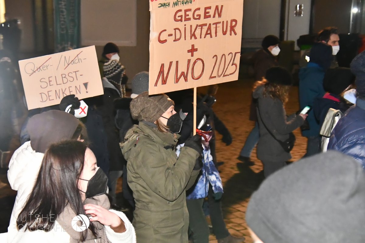 AAbstand's tweet photo. "Freie Oldenburger" - Ein Sammelbecken für stadtbekannte Nazis und der autoritäre Charakter der Mitte

Ein neuer Beitrag auf unserem Blog, zu der verschwörungsideologischen Vernetzung, die aktuell in #Oldenburg mobilisiert und aufmarschiert 

https://t.co/Bdnd2eVwUp
1/3 !B https://t.co/MFnxFlMUT2