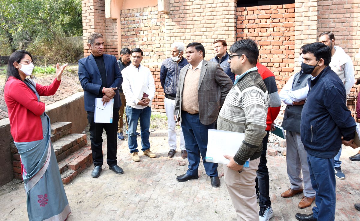 dipro_hisar's tweet photo. उपायुक्त डॉ प्रियंका सोनी ने स्थानीय पंचायत भवन में चल रहे विभिन्न निर्माण कार्यों का किया औचक निरीक्षण
कहा, रेनोवेशन कार्यों में नवीनतम तकनीकों का किया जाए इस्तेमाल 
@Hsr_dist_admn @DiprHaryana @cmohry @mlkhattar https://t.co/9FzGfd0EVH