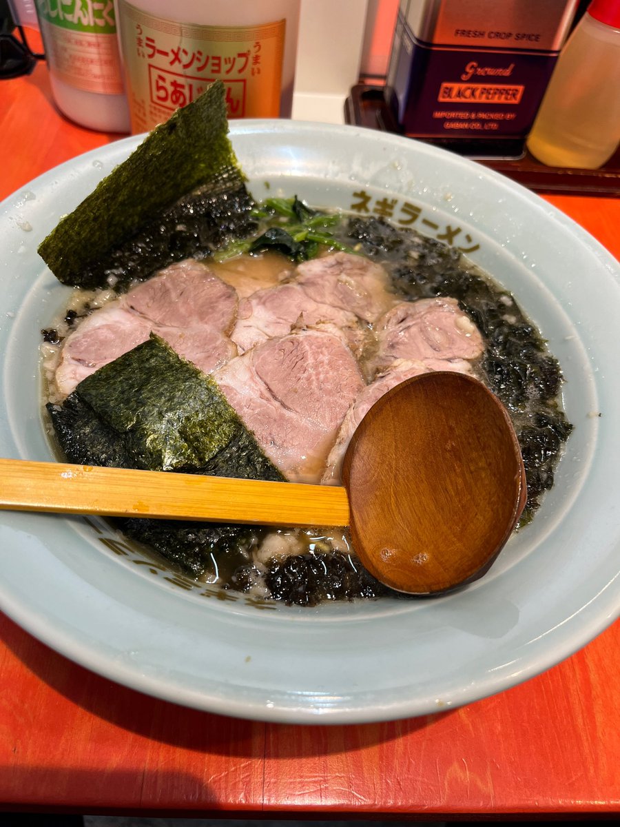 jahkuronuma's tweet photo. ラーショ 春日部

再訪
黒バラ海苔チャーシュー 半ライス

ラーショって微妙な店多いけどここは割と好き
今回食べた海苔入りはさすがに塩っぱかった
チャーシューも濃いめの味で美味い

出来たばっかりなのか店内がキレイで良かった https://t.co/IAwXNff1KW