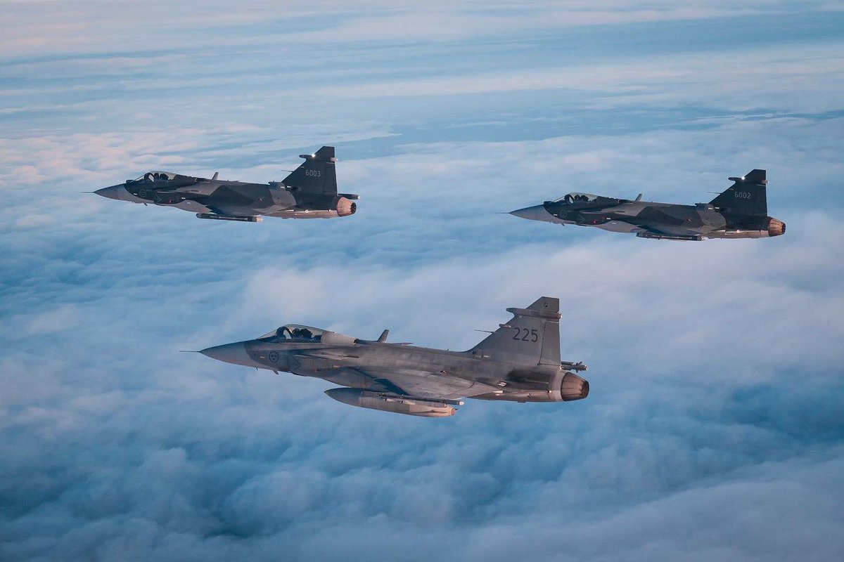 stridspiloterna's tweet photo. Fights on! #stridspiloterna #jas39gripen #jas39e #jas39c #saabinthesky #saab #mffo #flygvapnet #airforce https://t.co/2G9yR4fatV