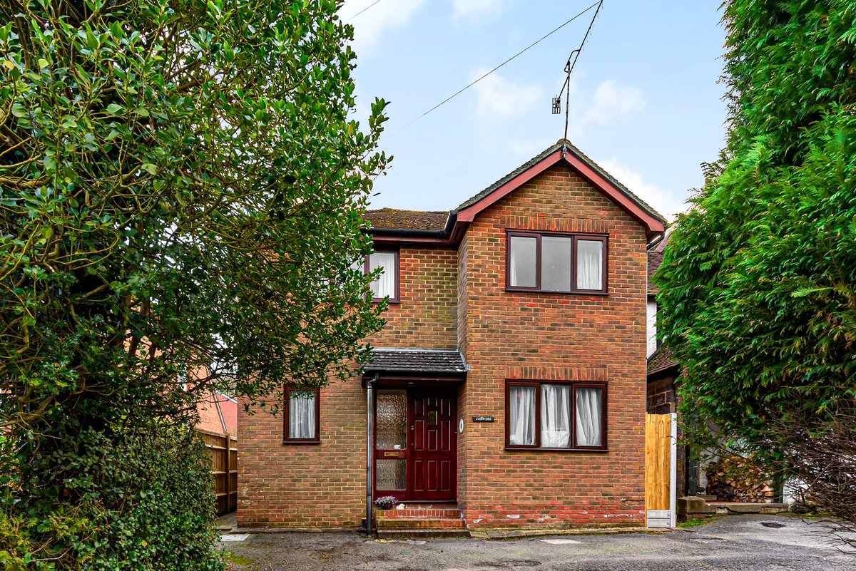 KLestateagents's tweet photo. £475,000, Haslemere 🏠
Detached family home with 3 double bedrooms, separate dining and living rooms, enclosed south-facing rear garden and off-street parking. 

Click Here to Find Out More: https://t.co/qeuP3lIwIx

#propertyforsale #Surrey #Haslemere https://t.co/KOrViUgRUm