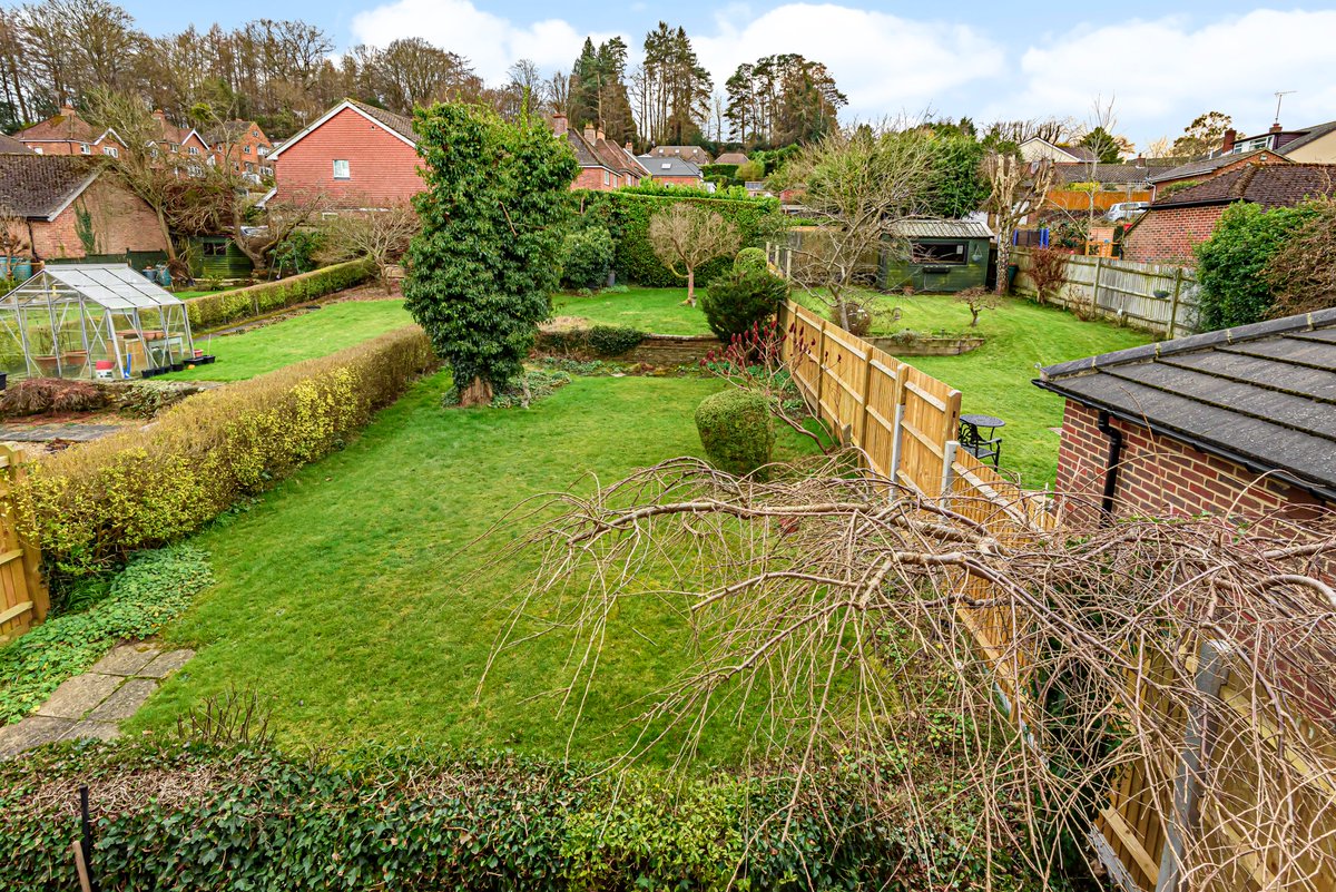 KLestateagents's tweet photo. £475,000, Haslemere 🏠
Detached family home with 3 double bedrooms, separate dining and living rooms, enclosed south-facing rear garden and off-street parking. 

Click Here to Find Out More: https://t.co/qeuP3lIwIx

#propertyforsale #Surrey #Haslemere https://t.co/KOrViUgRUm