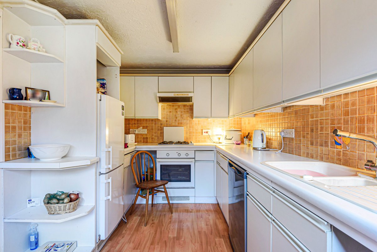 KLestateagents's tweet photo. £475,000, Haslemere 🏠
Detached family home with 3 double bedrooms, separate dining and living rooms, enclosed south-facing rear garden and off-street parking. 

Click Here to Find Out More: https://t.co/qeuP3lIwIx

#propertyforsale #Surrey #Haslemere https://t.co/KOrViUgRUm