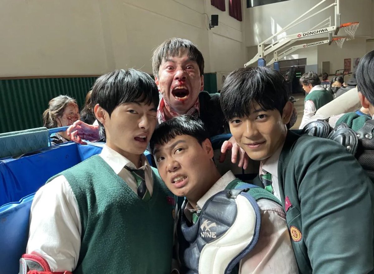 kdramatreats's tweet photo. "let's go home" squad 🥺😢 #AllOfUsAreDead https://t.co/XrAm6HfS5T