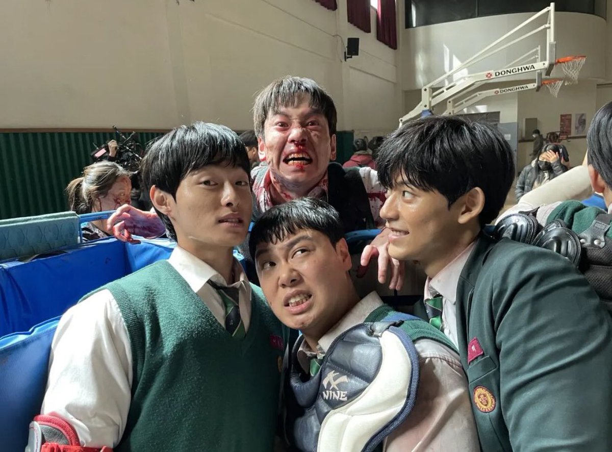 kdramatreats's tweet photo. "let's go home" squad 🥺😢 #AllOfUsAreDead https://t.co/XrAm6HfS5T