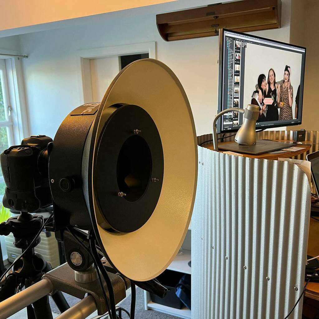 MikeClare_NZ's tweet photo. Setting up an old-school ring flash c-/ @davidphotonz for a fun photobooth project https://t.co/XWLW55zzFk https://t.co/Cni99A8Wl2