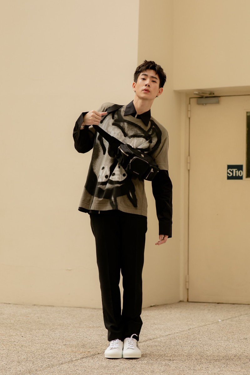 mintmag_th's tweet photo. มาอัปเดทเทรนด์แฟชั่นใหม่กับเหล่าสาวก Givenchy นำทีมโดยแฟชั่นต้าเมืองไทย หนุ่มออฟ จุมพล, แอลลี่, เจนี่ และสู่ขวัญ มาพร้อมกับกระเป๋ารุ่นไอคอนิกอย่าง 4G และเสื้อผ้าทั้งหมดจากคอลเล็กชั่น Chito x Givenchy Spring 2022
@givenchy
#GivenchySpring22
#MintHype https://t.co/h6d2DRnURR