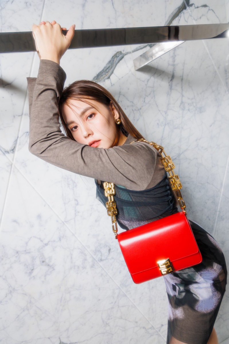 mintmag_th's tweet photo. มาอัปเดทเทรนด์แฟชั่นใหม่กับเหล่าสาวก Givenchy นำทีมโดยแฟชั่นต้าเมืองไทย หนุ่มออฟ จุมพล, แอลลี่, เจนี่ และสู่ขวัญ มาพร้อมกับกระเป๋ารุ่นไอคอนิกอย่าง 4G และเสื้อผ้าทั้งหมดจากคอลเล็กชั่น Chito x Givenchy Spring 2022
@givenchy
#GivenchySpring22
#MintHype https://t.co/h6d2DRnURR