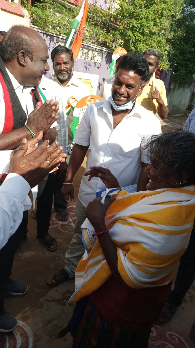 ATheerthy's tweet photo. சென்னை மாநகராட்சி 22 வது வட்டத்தின் மதசார்பற்ற முற்போக்கு கூட்டணியின் வேட்பாளராகிய நான் சின்ன சேக்காடு  வேதச்சலாம் தெரு
பகுதி குடியிருப்பில் வீடு வீடாக  சென்று வாக்கு சேகரிக்க சென்ற பொழுது அங்கு வசிக்கும் மக்கள் எனக்கு சால்வை அணிவித்து தங்களின் ஆதரவை தெருவித்தனர் @msdiraviam https://t.co/3picmxcXaV