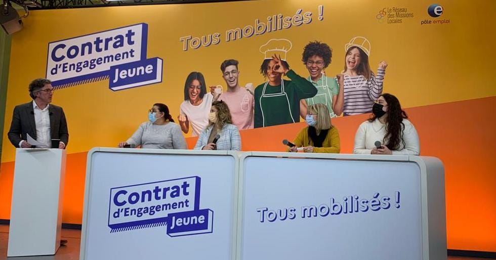 J-20 avant le lancement du Contrat d’Engagement Jeune ⏳

En direct du <a href="/Travail_Gouv/">Ministère du Travail</a>, @pole_emploi et les <a href="/UNmissionlocale/">UNML</a> se préparent à mettre en place ce nouveau dispositif pour donner aux jeunes toute leur place dans la société 🚀 

#AvecPôleEmploi #1Jeune1solution