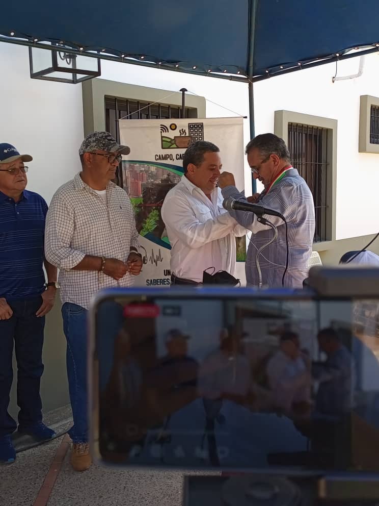 Mi eterno agradecimiento a la Junta Directiva de la Sociedad de Ganaderos de Occidente (SORGO), organización gremial del sector ganadero activa, más antigua del país, por concederme a través de su presidente, mi estimado amigo Gustavo Ferrer, el Botón de honor de esta asociación