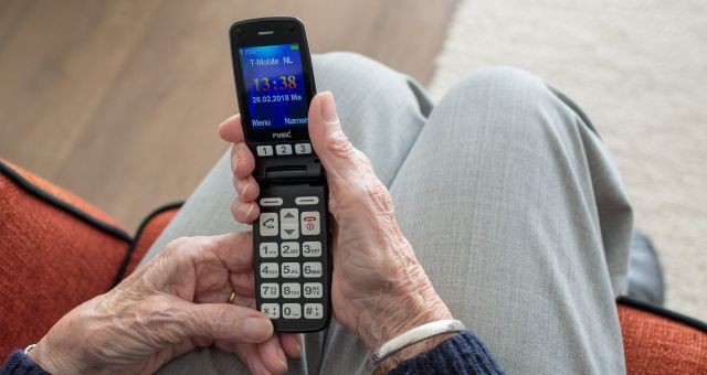 FacilitandoT's tweet photo. Elegir un #movil para #mayores no es sencillo. Te ayudamos a elegir explicándote sus características. https://t.co/xxXMO2h5KZ https://t.co/bqo1teNyDA