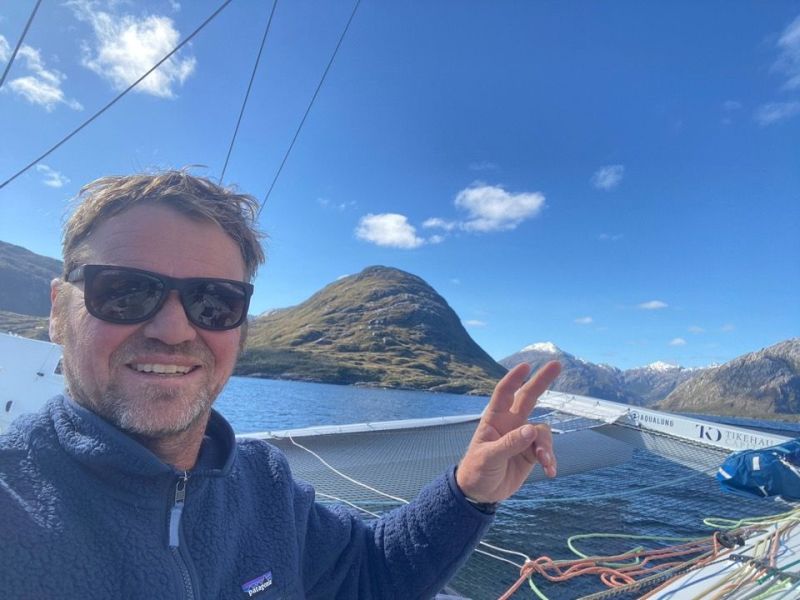Hola a todos. Llevamos unos días en la Bahía de Cook, en la entrada del canal Beagle por el Pacífico, al resguardo, para protegernos sobre todo del mar, del viento y también por la meteorología adversa que tenemos por delante.