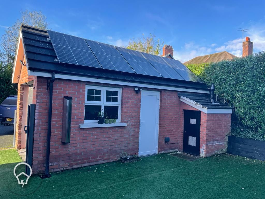 TheEStorageCo's tweet photo. It was our pleasure to have helped another happy customer on their journey to #netzero! 😁😁

If you would like to save more on your bills just like Chris or would like to know more visit https://t.co/1STSe8V3Js 

#netzero #solarpower #energyprices #renewableenergy https://t.co/Rg9xyLKnOt