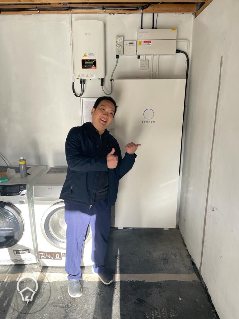 TheEStorageCo's tweet photo. It was our pleasure to have helped another happy customer on their journey to #netzero! 😁😁

If you would like to save more on your bills just like Chris or would like to know more visit https://t.co/1STSe8V3Js 

#netzero #solarpower #energyprices #renewableenergy https://t.co/Rg9xyLKnOt