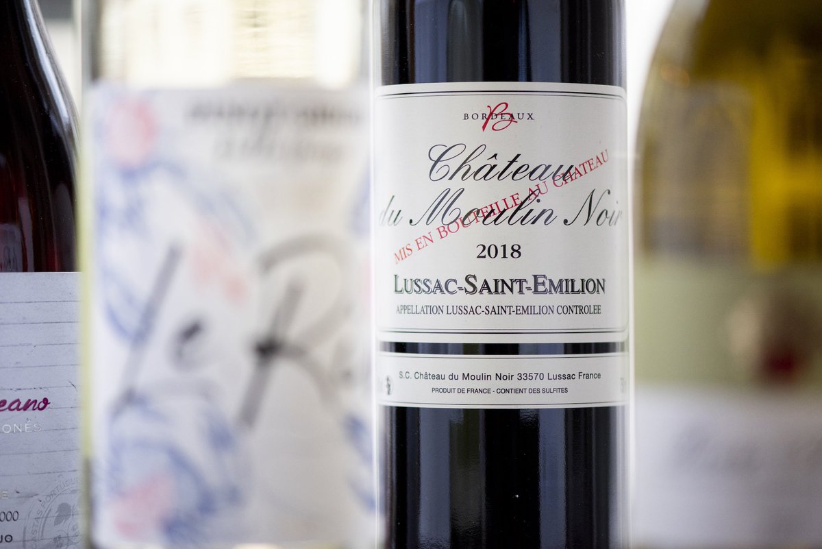 Chateau du Molin Noir 2018
Druif: Merlot, Cabernet Franc, Cabernet Sauvignon
Streek: Bordeaux - Lussac-Saint Emillion, Frankrijk 
Aroma’s van ingemaakte pruimen, laurier en de rijping in de houten vaten. Mooi geconcentreerd en zuiver, zachte tannine, fruitig en lange afdronk